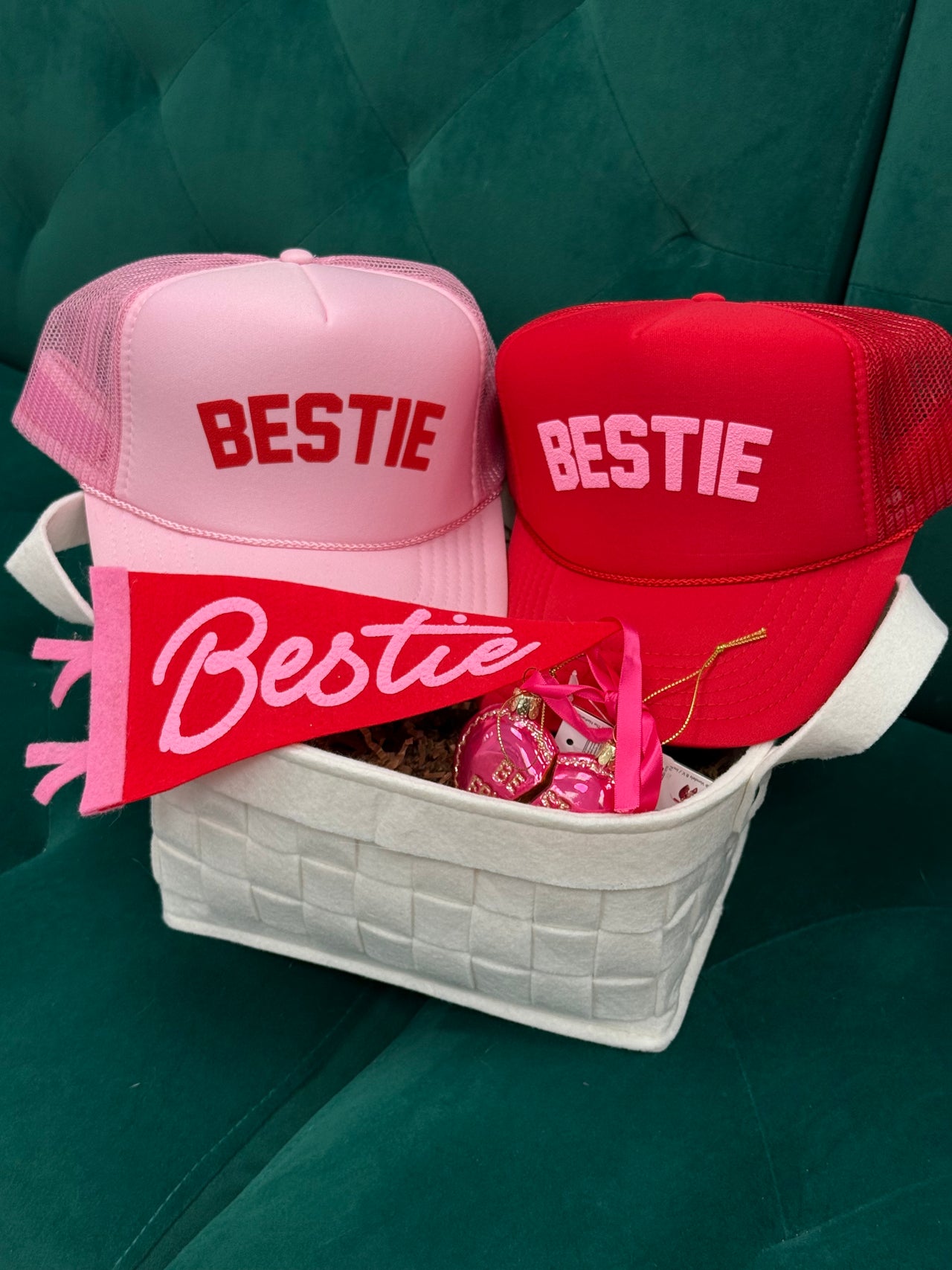 Bestie - Red Pennant